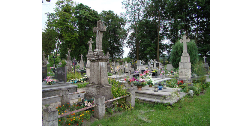 Z kamerą wśród zmarłych – jak zabezpieczyć cmentarz?